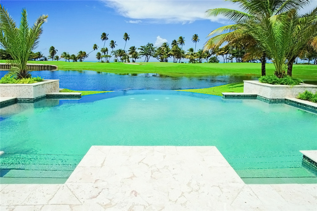 22)St. Regis Bahia Beach Resort, Puerto RicoInfinity Pool Ĕz.jpg