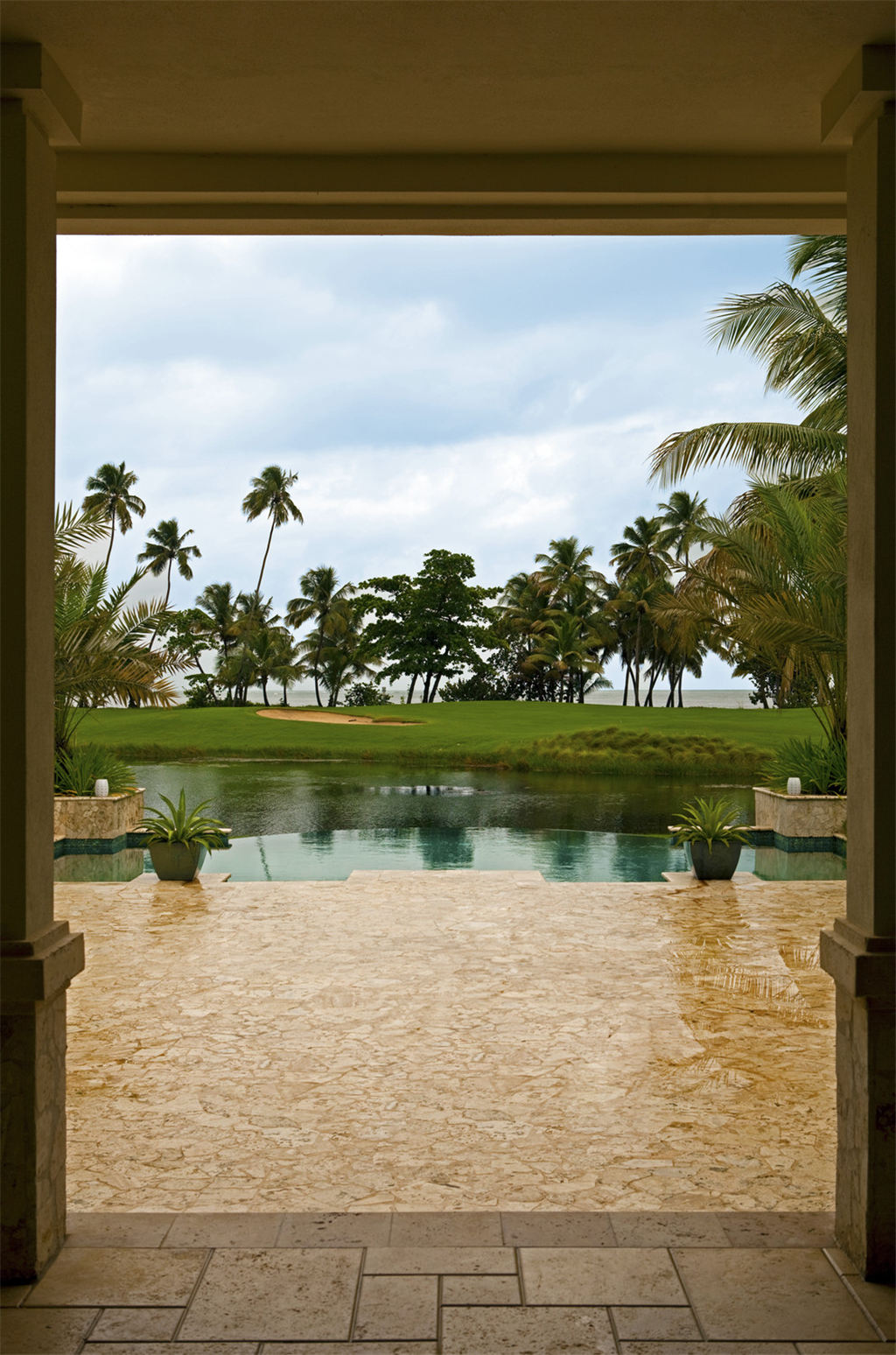 21)St. Regis Bahia Beach Resort, Puerto RicoInfinity pool view Ĕz.jpg