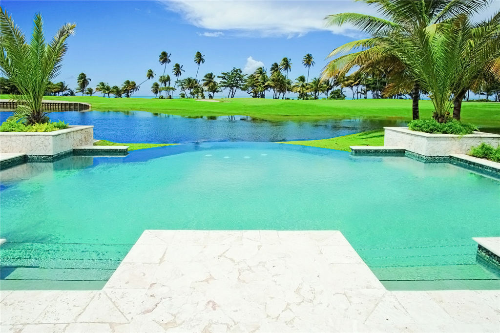 22)St. Regis Bahia Beach Resort, Puerto RicoInfinity Pool Ĕz.jpg