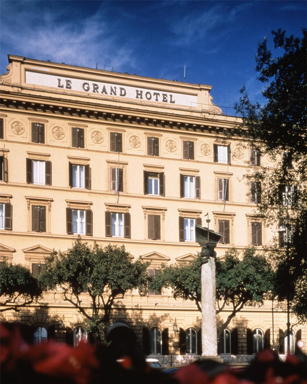 1)The St. Regis Grand Hotel, RomeFacade Ĕz.jpg