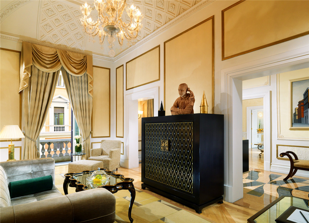 21)The St. Regis Grand Hotel, RomeDesigner Suite Living Room Ĕz.jpg