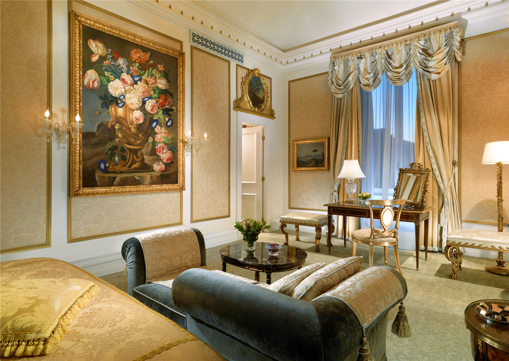 25)The St. Regis Grand Hotel, RomeRoyal Suite Bedroom Ĕz.jpg