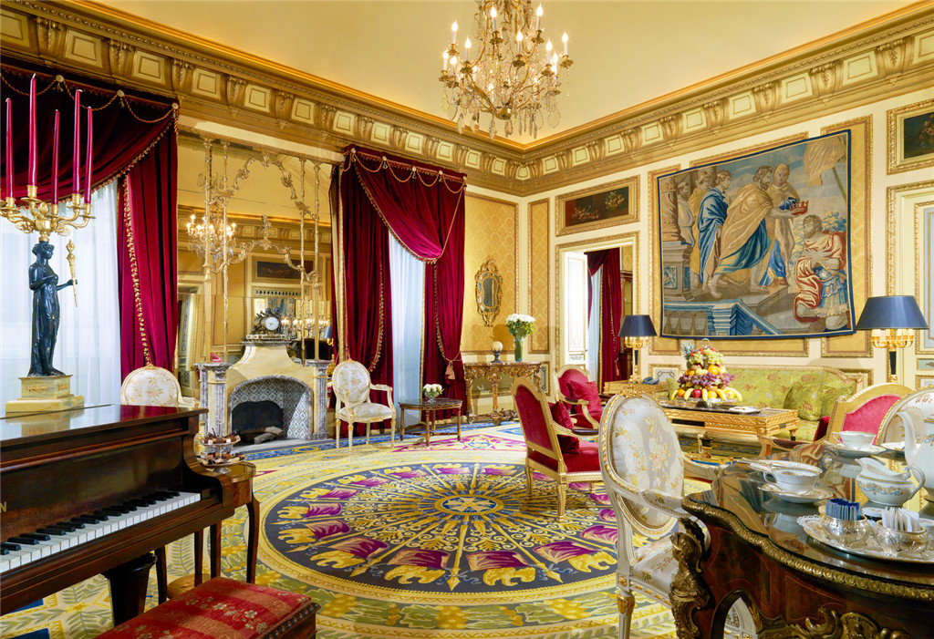 27)The St. Regis Grand Hotel, RomeRoyal Suite Living Room Ĕz.jpg