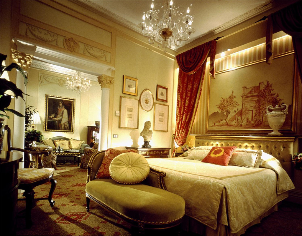 28)The St. Regis Grand Hotel, RomeJunior Suite Bedroom Ĕz.jpg