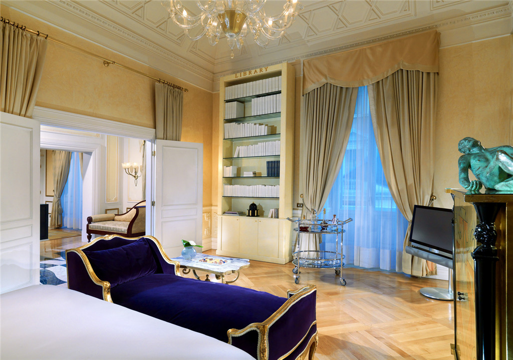 39)The St. Regis Grand Hotel, RomeDesigner Suite Bedroom Ĕz.jpg