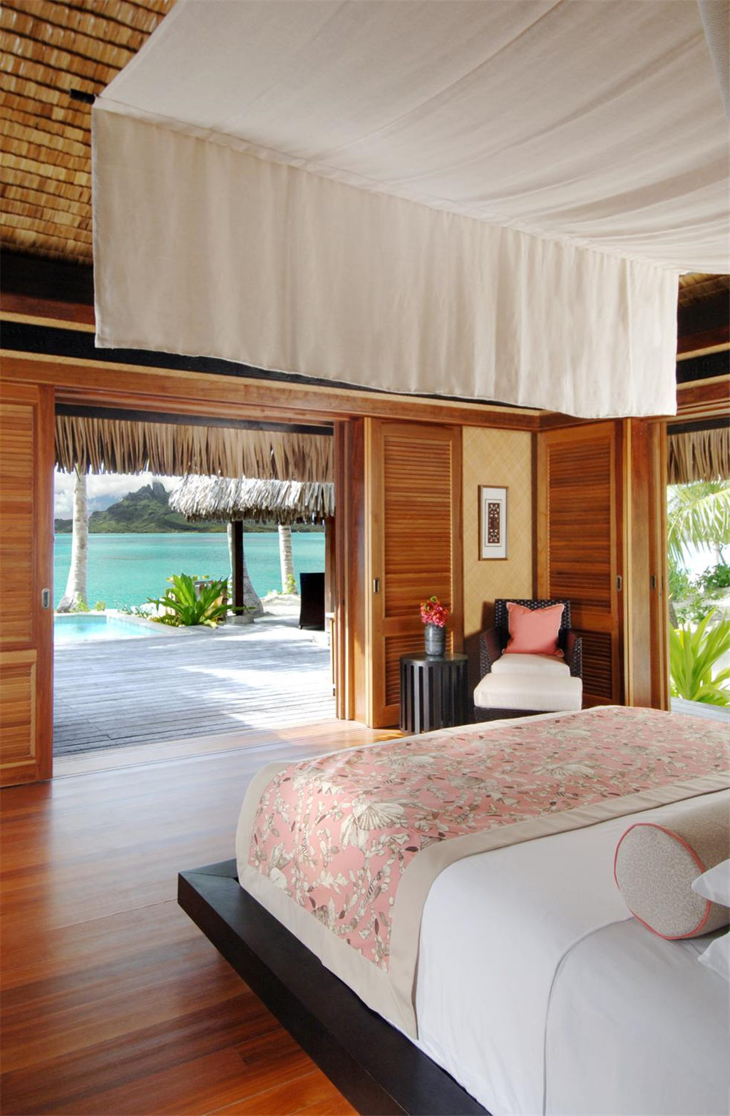 26)The St. Regis Bora Bora ResortVilla Bedroom Ĕz.jpg