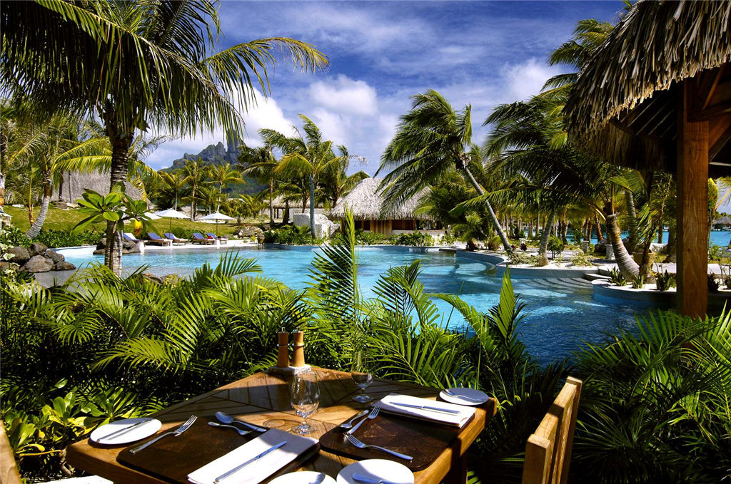 31)The St. Regis Bora Bora ResortLagoon Pool Ĕz.jpg