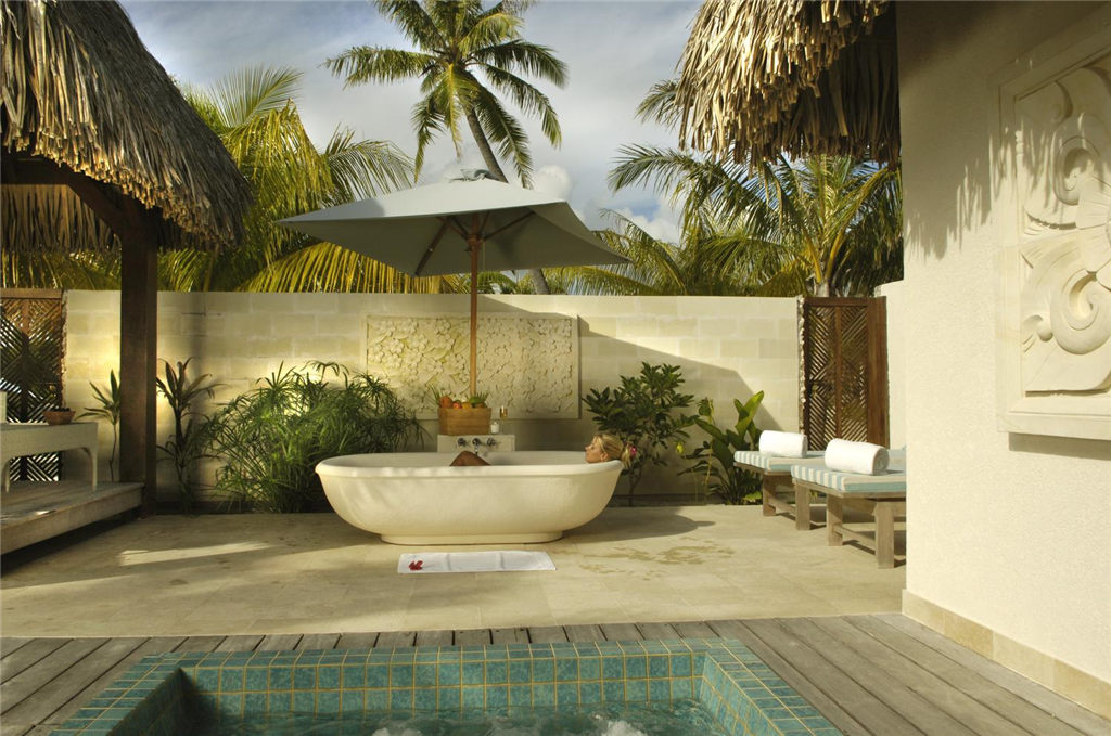 43)The St. Regis Bora Bora ResortSpa Suite\'s private outdoor area Ĕz.jpg
