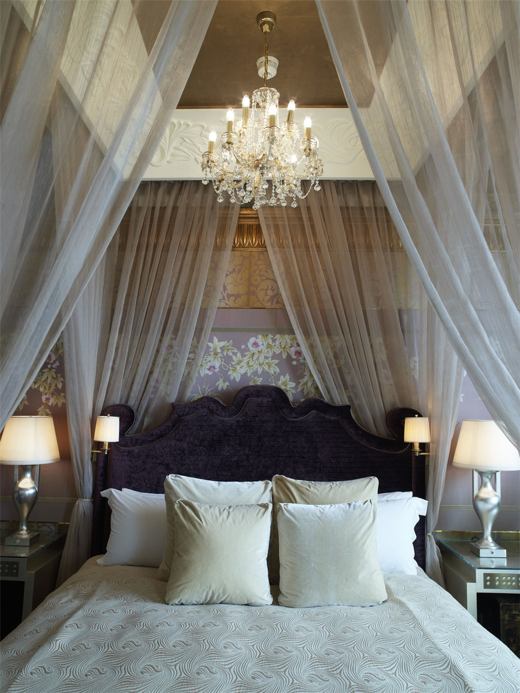 17)The St. Regis SingaporePresidential Suite king-sized bed Ĕz.jpg