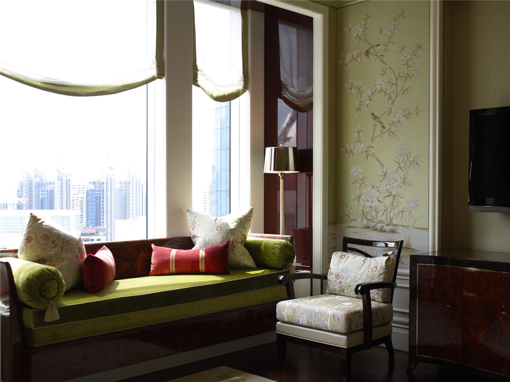 27)The St. Regis SingaporeKing Cole Suite - Bay Window Sofa Ĕz.jpg