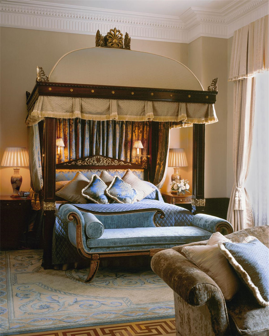 15)The Lanesborough, a St. Regis HotelRoyal Suite Master Bedroom Ĕz.jpg