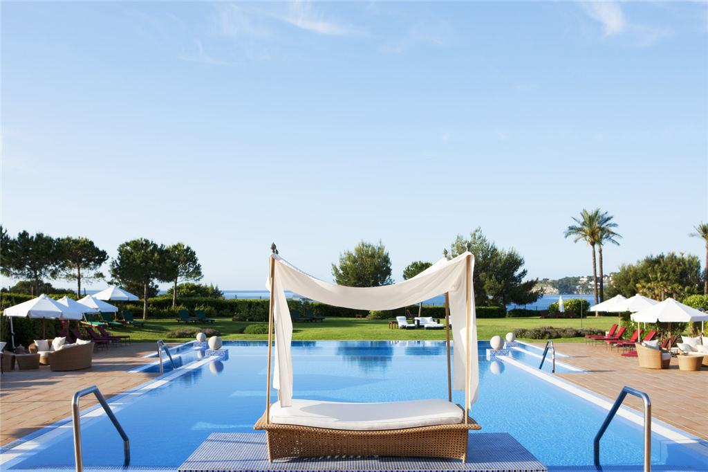 26)The St. Regis Mardavall Mallorca ResortPool area Ĕz.jpg