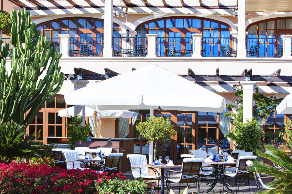 37)The St. Regis Mardavall Mallorca ResortAqua Restaurant terrace Ĕz.jpg