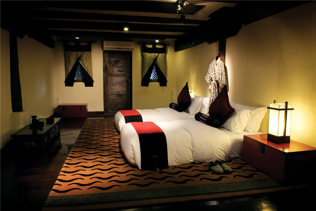 tibetan lodge-twin bedroom.jpg